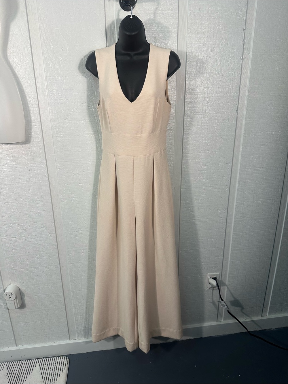 Sugar + Lips Beige Women’s Pantsuit Size 6 EUC